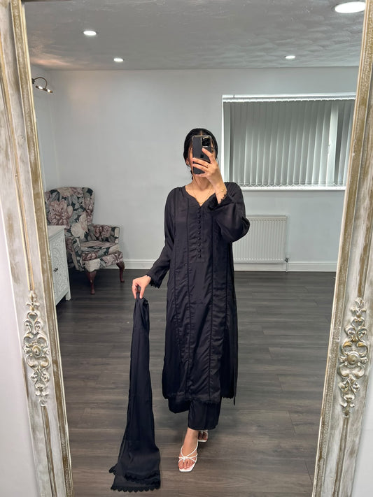 Zayna – Elegant Black 3-Piece Suit