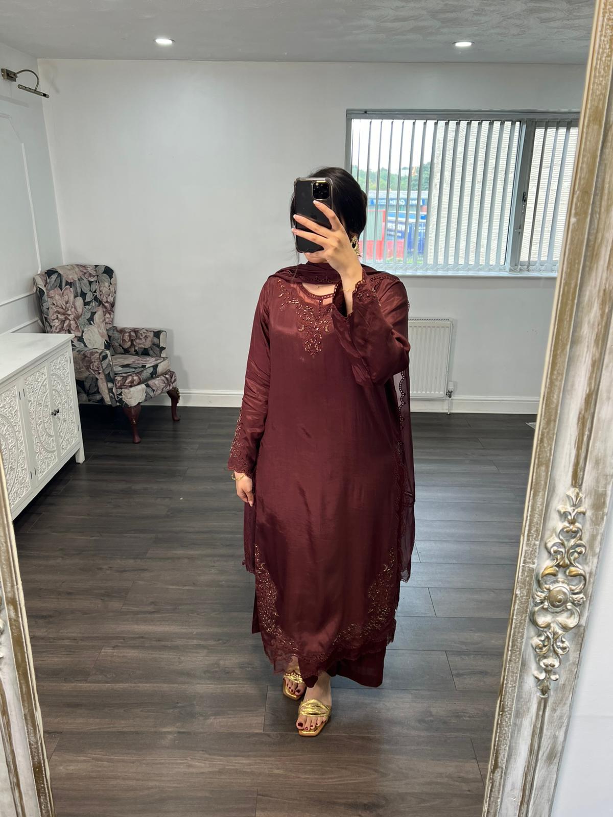 Mahnoor – Embroidered 3 Piece Suit