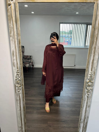 Mahnoor – Embroidered 3 Piece Suit