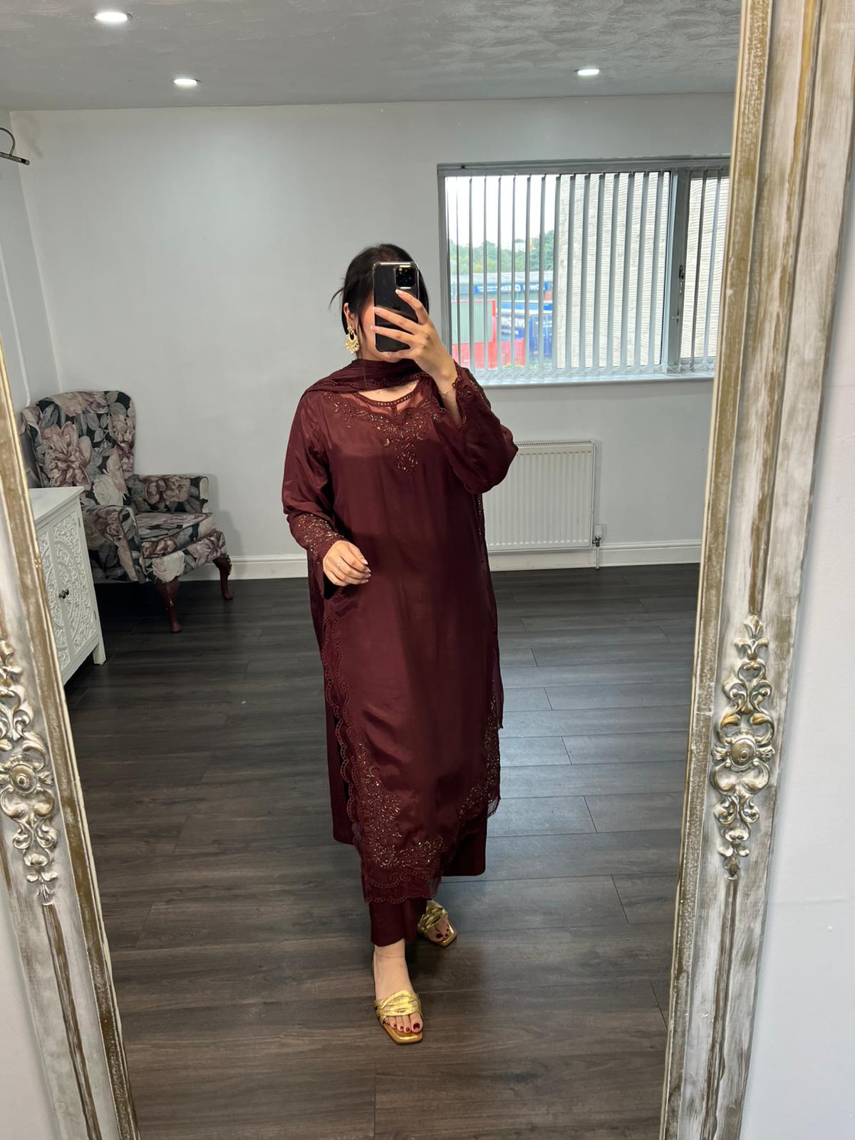 Mahnoor – Embroidered 3 Piece Suit