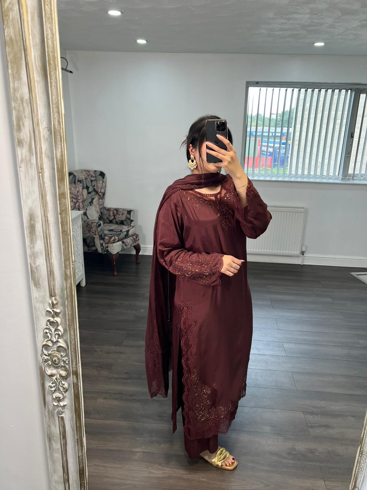 Mahnoor – Embroidered 3 Piece Suit