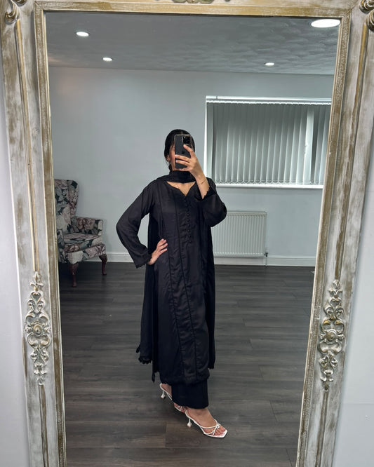 Zayna – Elegant Black 3-Piece Suit