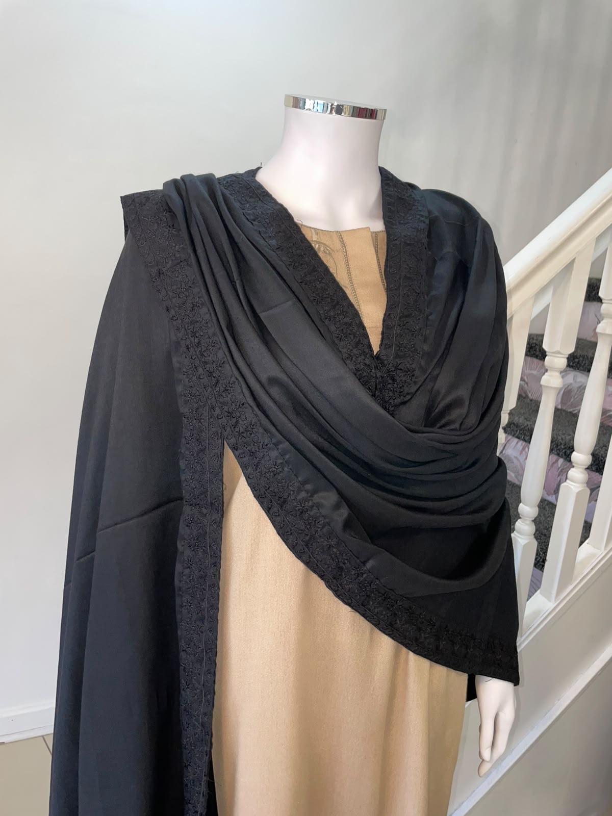NOORAY – Black Embroidered Shawl