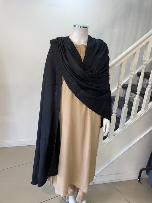 NOORAY – Black Embroidered Shawl