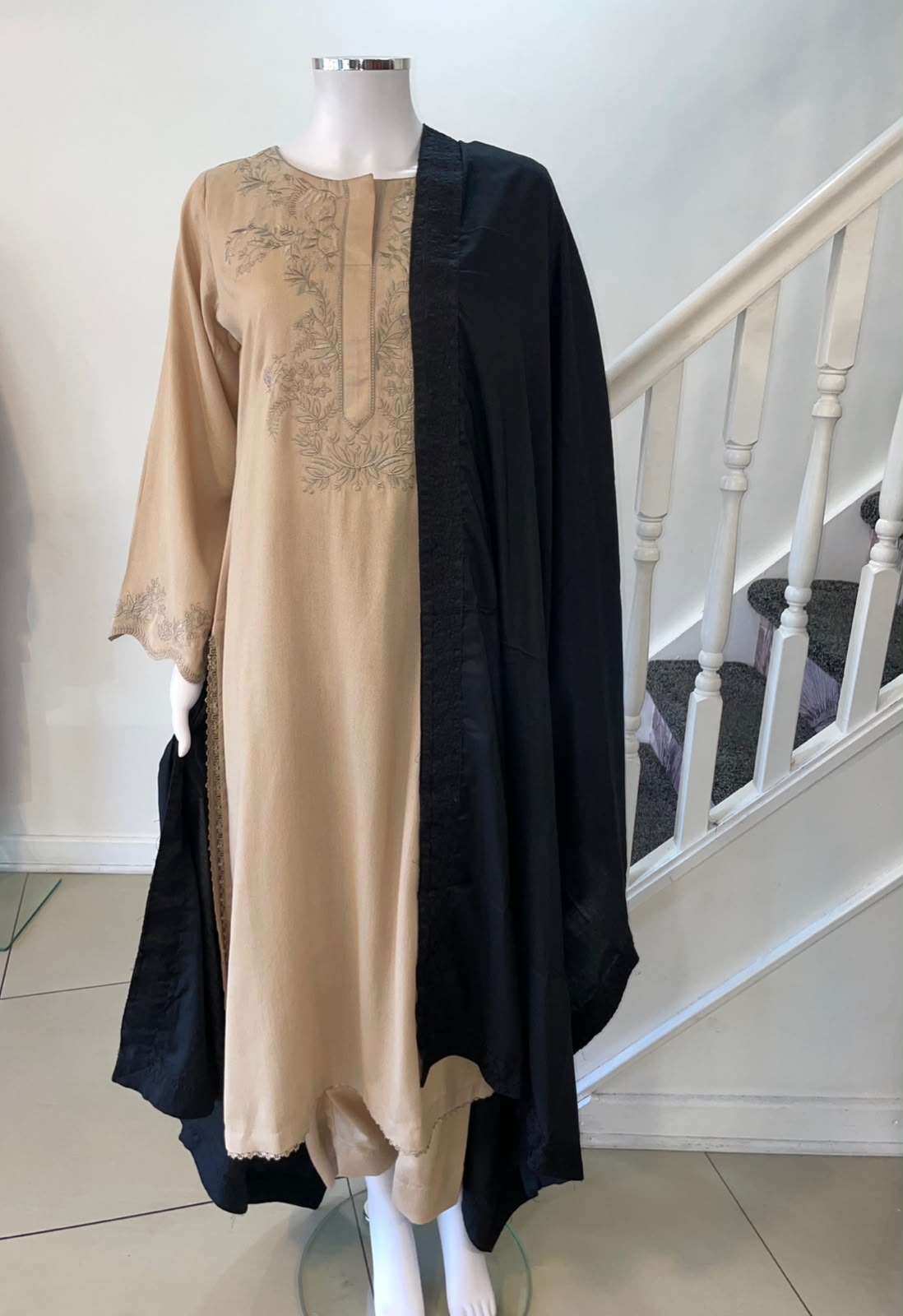NOORAY – Black Embroidered Shawl