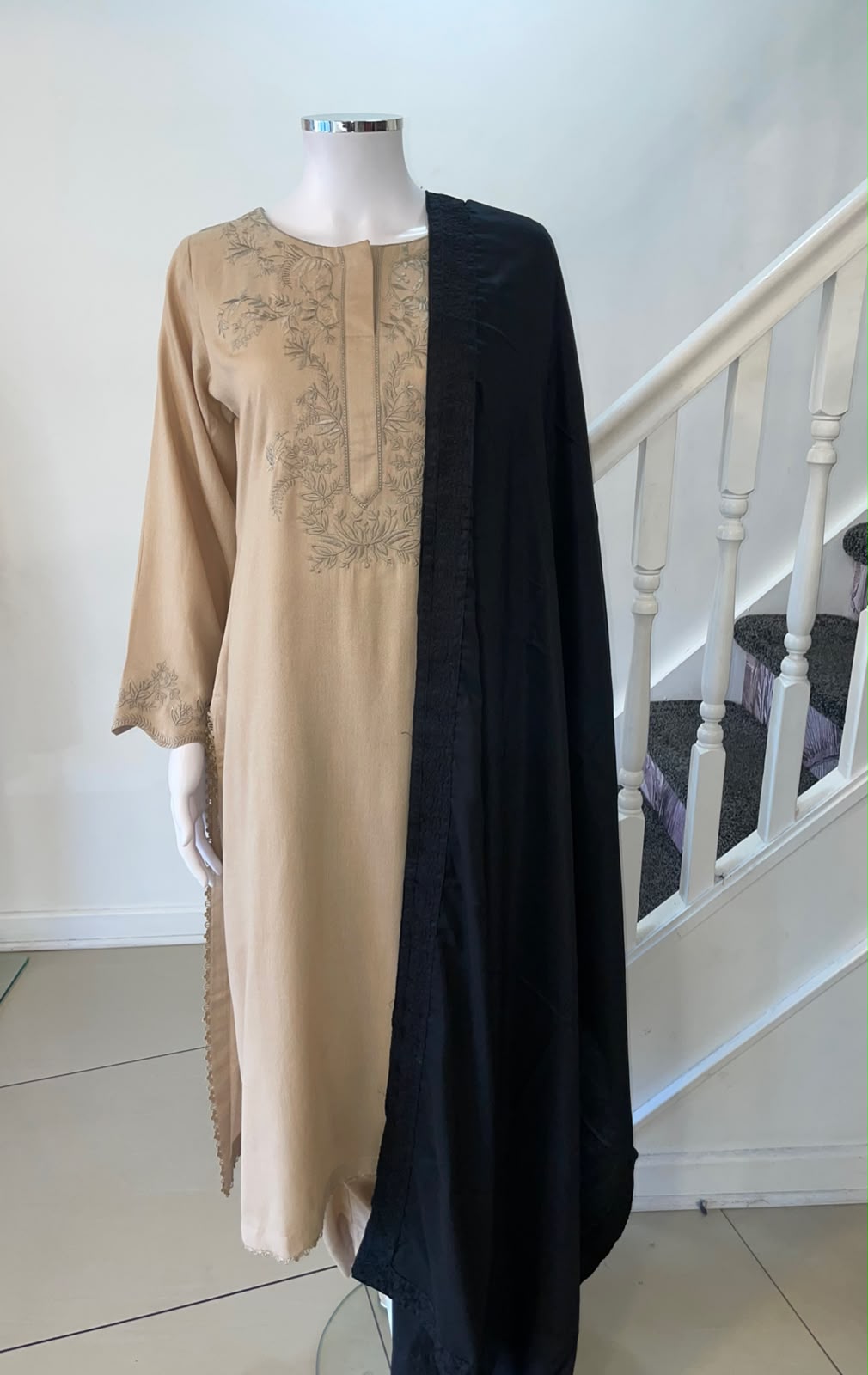 NOORAY – Black Embroidered Shawl