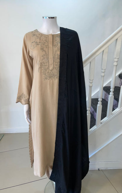 NOORAY – Black Embroidered Shawl
