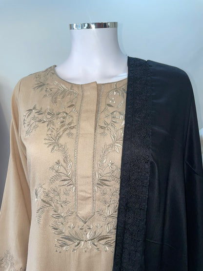 NOORAY – Black Embroidered Shawl