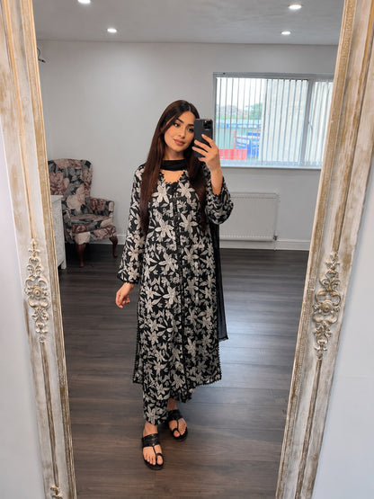 Aila – Premium Lawn 3 Piece Suit
